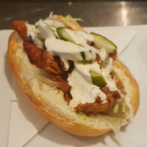 Pittige kip, zoet/zuur komkommer, knoflooksaus